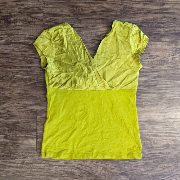 Nine West Yellow Green Silk V Neck Top Size Small - Picture 5 of 9